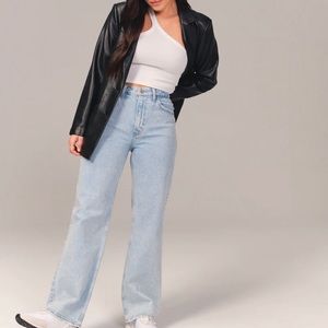 Abercrombie Curve Love High Rise 90s Relaxed Jeans, size 26 color in Light Wash